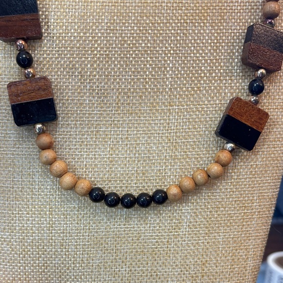 Elegant Wooden Beaded Necklace with Black and Brown Accents - Picture 3 of 3